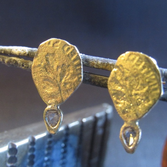 Gold diamonds earrings. - Picture 2 of 10